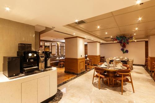 Et tv og/eller underholdning på Levni Istanbul Hotel Handwritten Collection by ACCOR