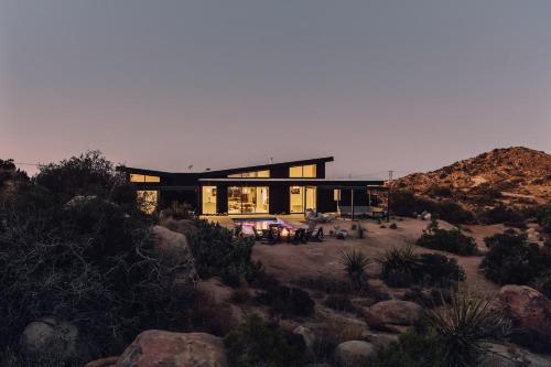 a house in the middle of a desert at Whistling Rock By The Cohost Company in Yucca Valley Service Center Heliport