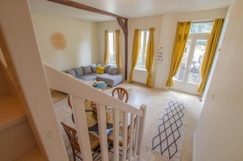 un salon avec un canapé et une table dans l'établissement L'annexe, à Bréviandes