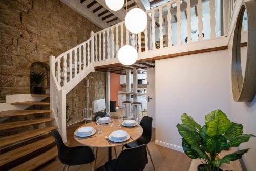 une salle à manger avec une table et des chaises et un escalier dans l'établissement Le Terracotta - Grand Triplex Climatisé, Calme, à Castres