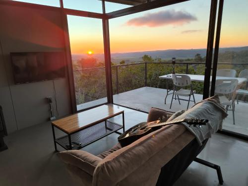 a living room with a couch and a table at Villa Toscana II - Excelentes Vistas y Confort in Villa Serrana