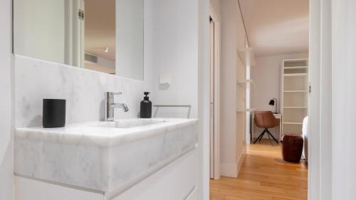 Downtown Cozy 1BDR Apartment by LovelyStay