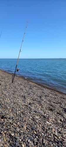 una canna da pesca su una spiaggia rocciosa vicino all'oceano di San blas departamento a San Blas
