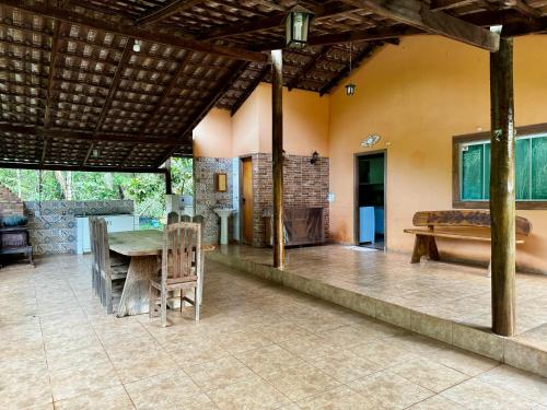 a living room with a table and a bed at Sítio Matinha - Chap dos Veadeiros - São João dAliança in São João da Aliança
