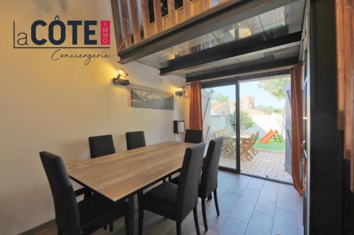 une salle à manger avec une table et des chaises en bois dans l'établissement Maison metalomer, à Sausset-les-Pins