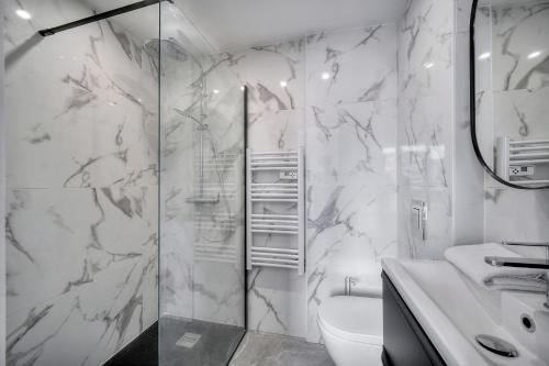 une salle de bain avec une douche, des toilettes et un lavabo dans l'établissement 3 PIECES MODERNE PROCHE MARTINEZ et PLAGES A2B249, à Cannes