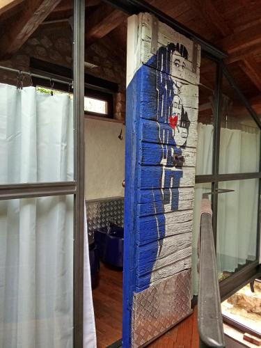 a wall with a painting on it next to a window at Rifugio sotto la torre 2 in Olevano Romano