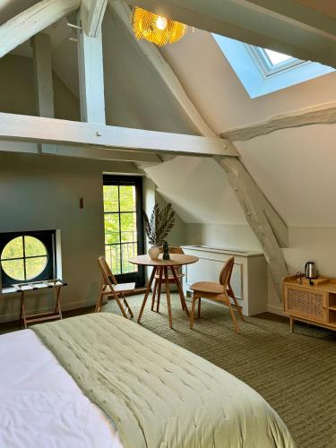 une chambre avec un lit, une table et des chaises dans l'établissement Les Hayes en Sologne, à Fontaines-en-Sologne