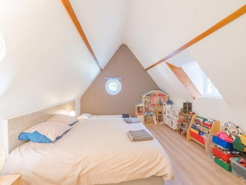 une chambre avec un grand lit dans un grenier dans l'établissement Maison Cocherel - Collection Idylliq, à Houlbec-Cocherel