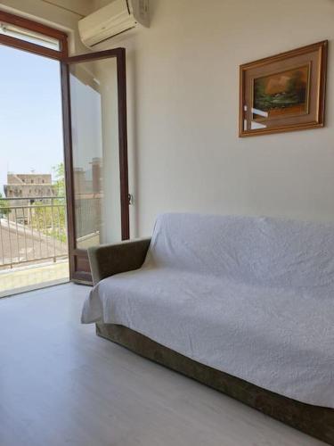 ein Schlafzimmer mit einem Bett und einem großen Fenster in der Unterkunft Open Space The Lighthouse in Paola