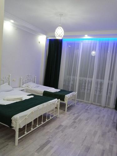 Una cama o camas en una habitación de Guest House Guliko