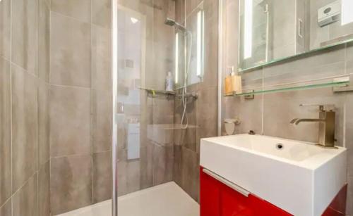 une salle de bain avec un lavabo et une douche en verre dans l'établissement Appartement Antibes terrasse en front de mer, à Antibes