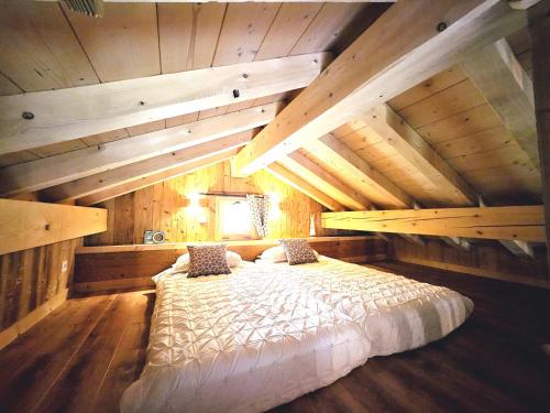 a bedroom with a bed in an attic at Chalet ''la cabane ô Pierres'' 12 pers spa et sauna in Ventron