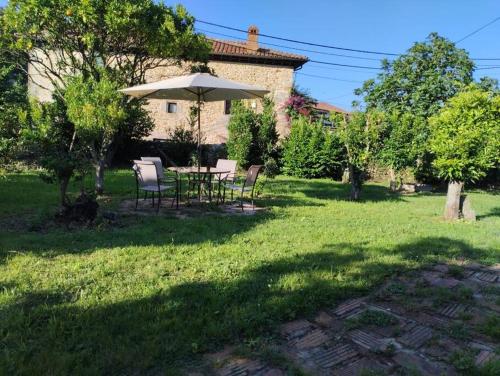 Ein Garten an der Unterkunft Casona histórica del S XVII en Novales