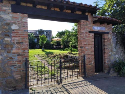 Ein Garten an der Unterkunft Casona histórica del S XVII en Novales