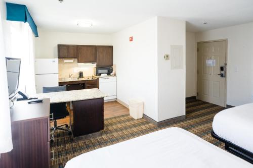 a small kitchen and living room in a hotel room at MainStay Suites Knoxville Airport in Alcoa