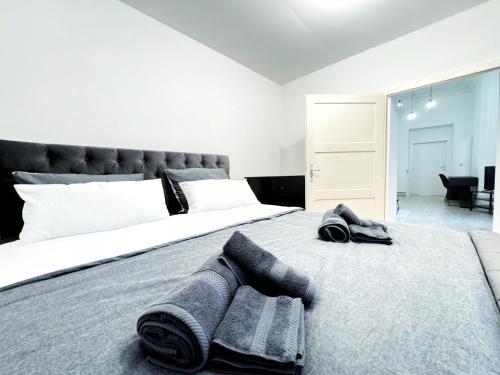 une chambre avec un grand lit avec des serviettes dessus dans l'établissement HolidayHome Apartments I Spacious 130qm Apartment Near Berlins Top Sights, à Berlin