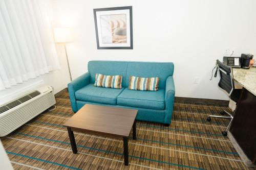 a living room with a blue couch and a coffee table at MainStay Suites Knoxville Airport in Alcoa