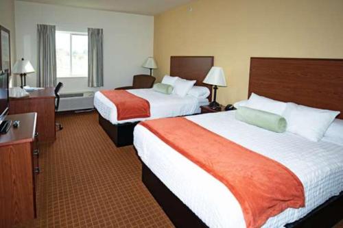 Ein Bett oder Betten in einem Zimmer der Unterkunft Park View Inn & Suites, Hoisington