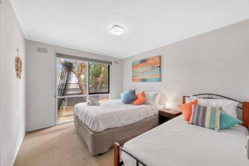 Un dormitorio con dos camas y una ventana. en Family Moments, en Anglesea