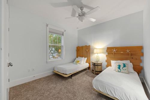 Ένα ή περισσότερα κρεβάτια σε δωμάτιο στο 30A Home with Two Community Pools, Tennis Courts, and Golf Cart
