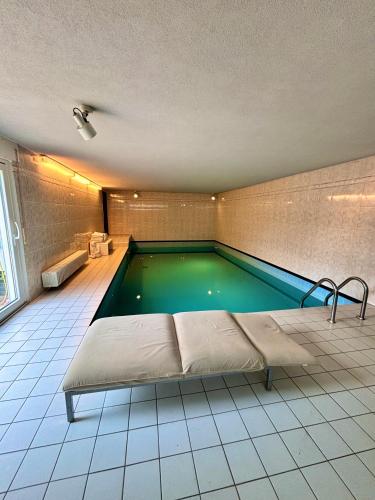 Ein Billardtisch in der Unterkunft Magisches Doppelzimmer mit atemberaubender Wasserfall-Wand in Seligenstadt