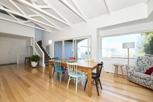 een eetkamer met een tafel en stoelen bij Bluff Vista in Ocean Grove