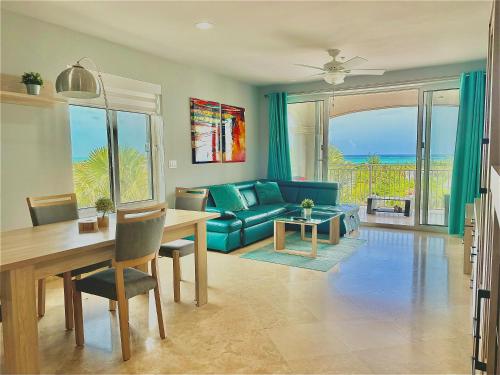 Extra spacious oceanview condo 5 min from pristine beach