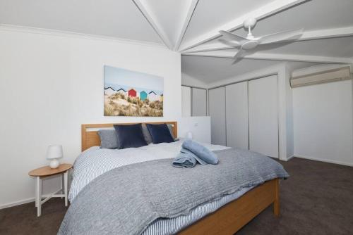 een slaapkamer met een bed en een plafondventilator bij Bluff Vista in Ocean Grove