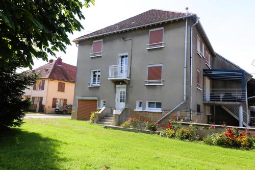 a large house with a yard in front of it at Gite à la campagne 4 étoiles - 200m2 in Sailly