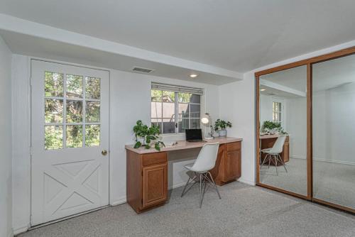 Imagen de la galería de Sequoia Riverfront House With Beach Access, en Three Rivers