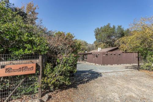 Imagen de la galería de Sequoia Riverfront House With Beach Access, en Three Rivers
