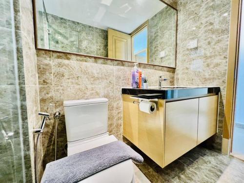 Koupelna v ubytování R&F Seine Region Family Suite Seaview 4BR 10-15pax Near R&F Mall CIQ