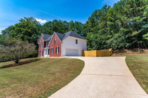 une maison avec une allée devant une cour dans l'établissement Relaxing home close Six Flag 21 miles to airport, à Mableton