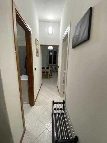 un pasillo con un banco en una casa en Lake Front Apartments, Lecco, en Lecco