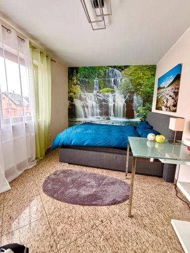 ein Schlafzimmer mit einem Wasserfall-Wandbild in der Unterkunft Magisches Doppelzimmer mit atemberaubender Wasserfall-Wand in Seligenstadt in Seligenstadt