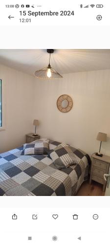 une chambre avec un lit et une horloge au mur dans l'établissement Charmant appartement 4 pers,vue montagne avec parking privé et balcon, à Cauterets