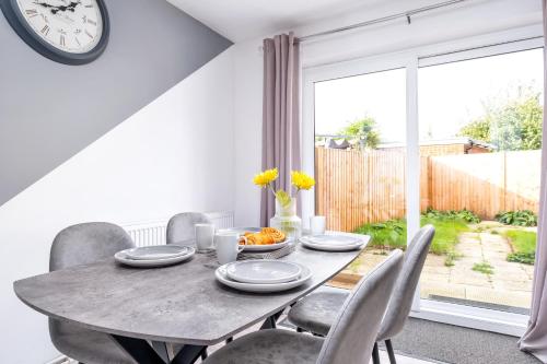 Posezení v ubytování Stylish & Convenient 3 Bedroom House - Perfect for Contractors and Leisure Guests - Sleeps up to 5