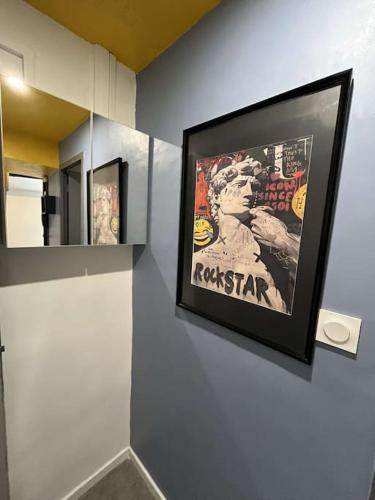 une peinture murale dans une pièce dans l'établissement Studio Pop Art Villeneuve, à Villeneuve-lès-Avignon