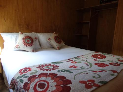 Ένα ή περισσότερα κρεβάτια σε δωμάτιο στο Hostal Lago Cóndor