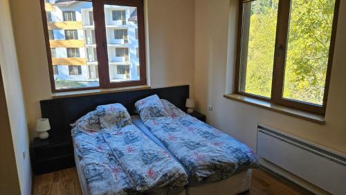 Ένα ή περισσότερα κρεβάτια σε δωμάτιο στο Апартамент Николови Пампорово