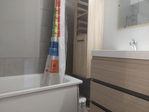 une salle de bain avec toilettes, lavabo et baignoire dans l'établissement Studio confortable proche centre avec balcon - FR-1-346-465, à Arc 1800