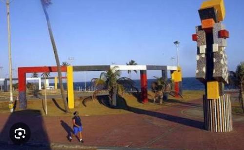 een persoon die voor een speeltuin loopt bij Apartamento na Pituba in Salvador