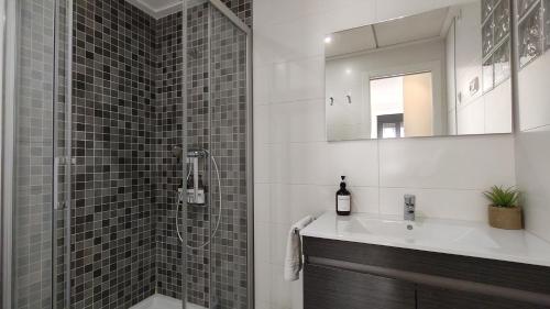 a bathroom with a shower and a sink and a mirror at Vinalopó apartment con parking in Elche
