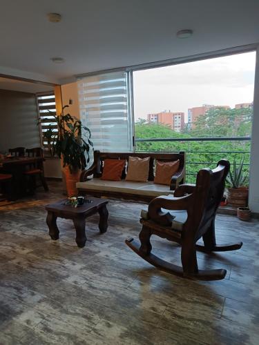 a living room with a couch and a table at Montano apartamento Ibagué in Ibagué