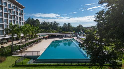 an overhead view of a swimming pool at a hotel at Novotel Itu Terras de São José Golf & Resort in Itu