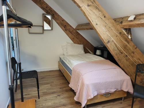 - une chambre mansardée dans l'établissement Chez SWAZ - T3 cosy 300m plage, à Berck-sur-Mer