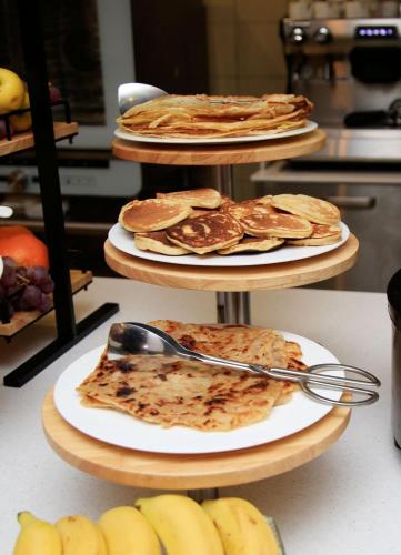 AkbouにあるAtlantis Akbouのカウンターの上に積み重ねられた3枚の皿