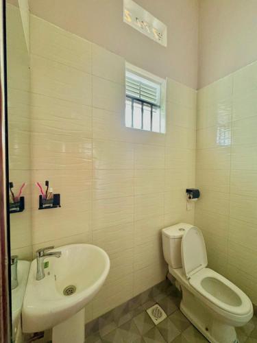 ein Badezimmer mit Toilette und Waschbecken in der Unterkunft Entula safari and accommodation in Mbarara