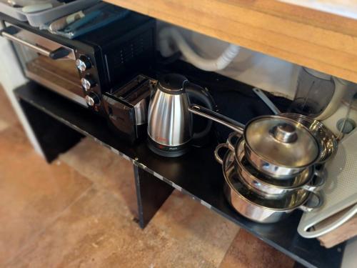 a couple of pots and pans sitting on a counter at LOBOS DEL BOSQUE CON JACUZZi in Punta Del Diablo